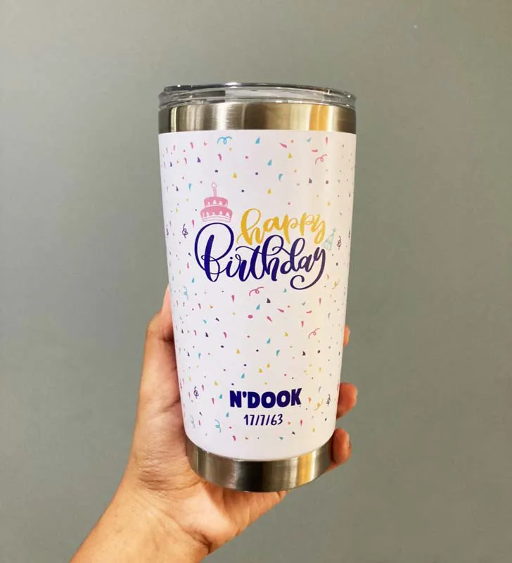 Vaso de cumpleaños con confeti y frase alegre