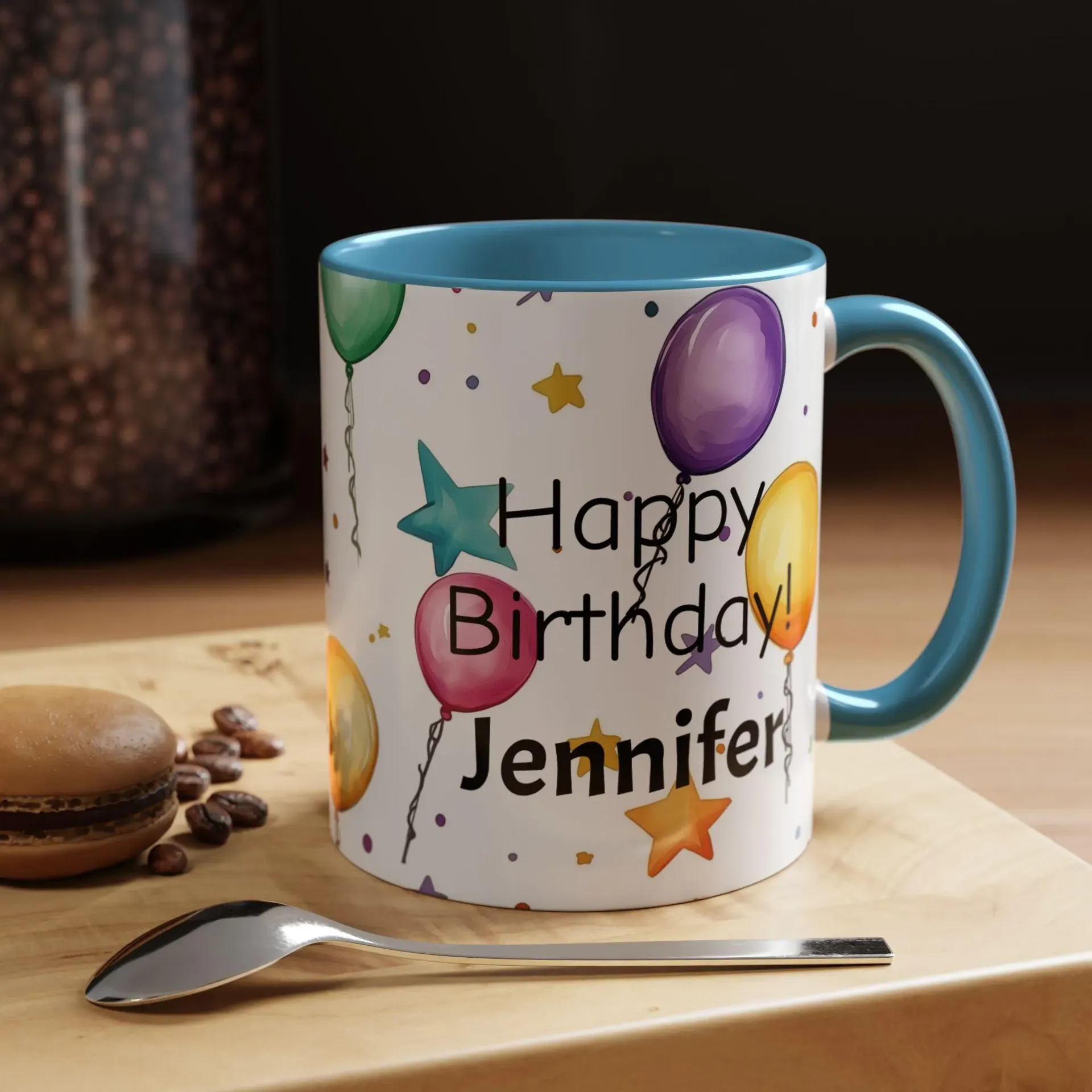 Taza de cumpleaños colorida con globos y nombre personalizado