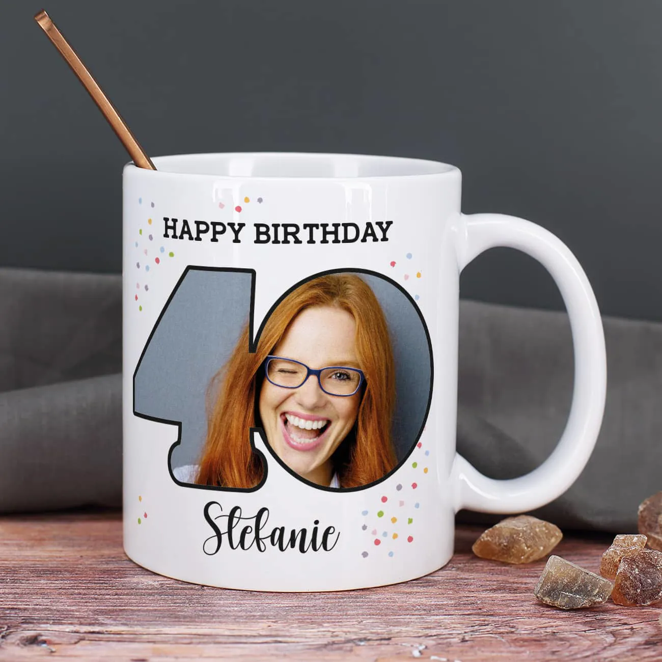 Taza personalizada de cumpleaños con foto, nombre y confeti